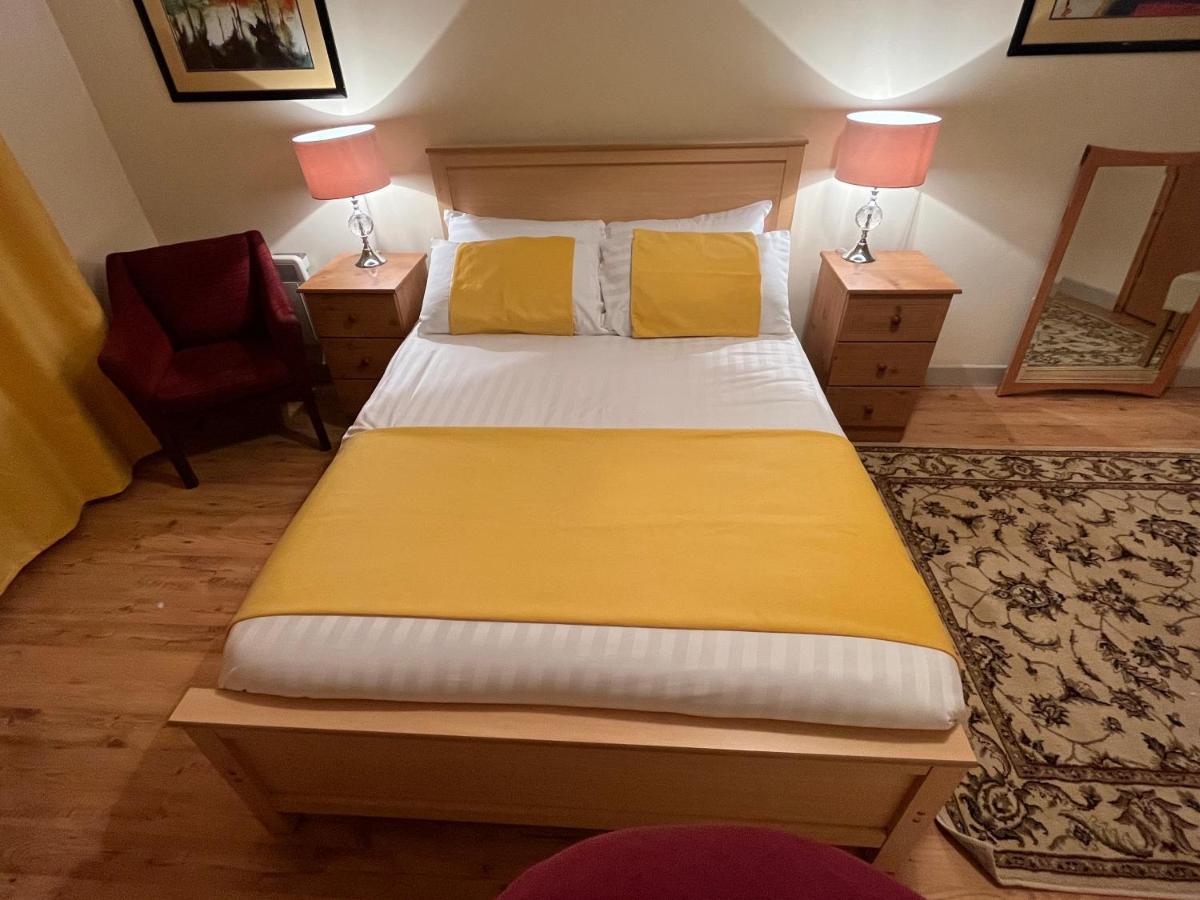 Elegant Rooms And Suites In Knock Knock  Zewnętrze zdjęcie